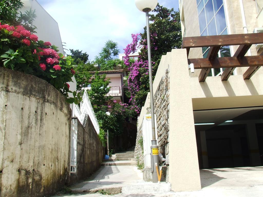 בודווה Sarap Apartments מראה חיצוני תמונה